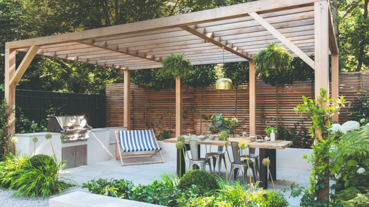 Een pergola als overgang tussen binnen en buiten